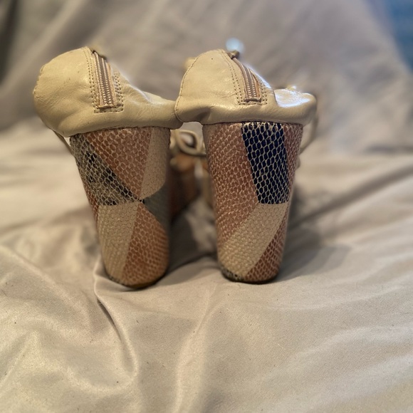 Volcom multi color wedges - Picture 3 of 4